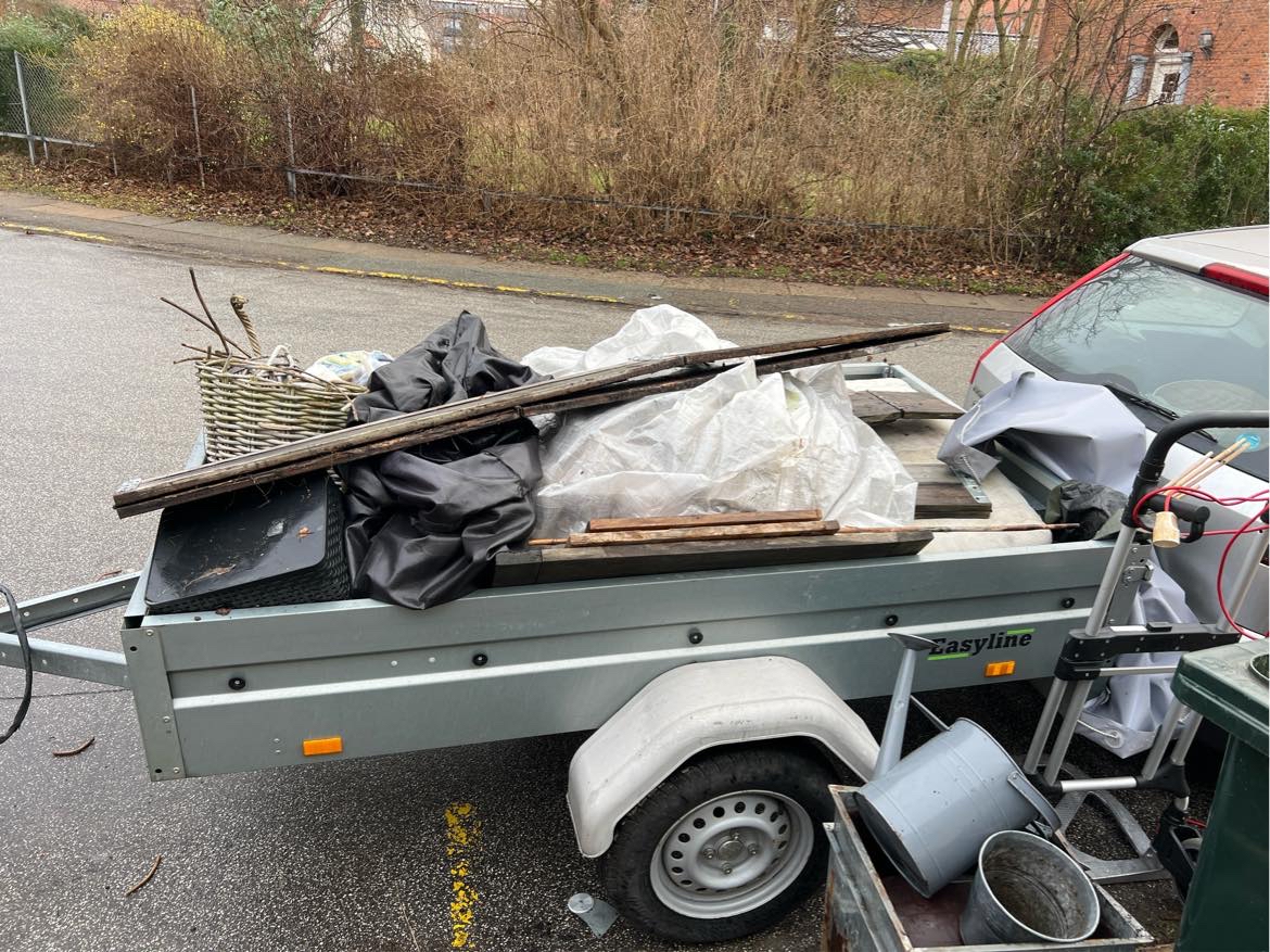 Køre trailer på genbrugsplads samt tømning og retur med trailer