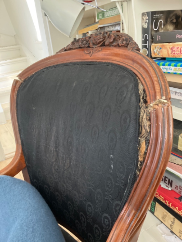 Reparation af en antik stol