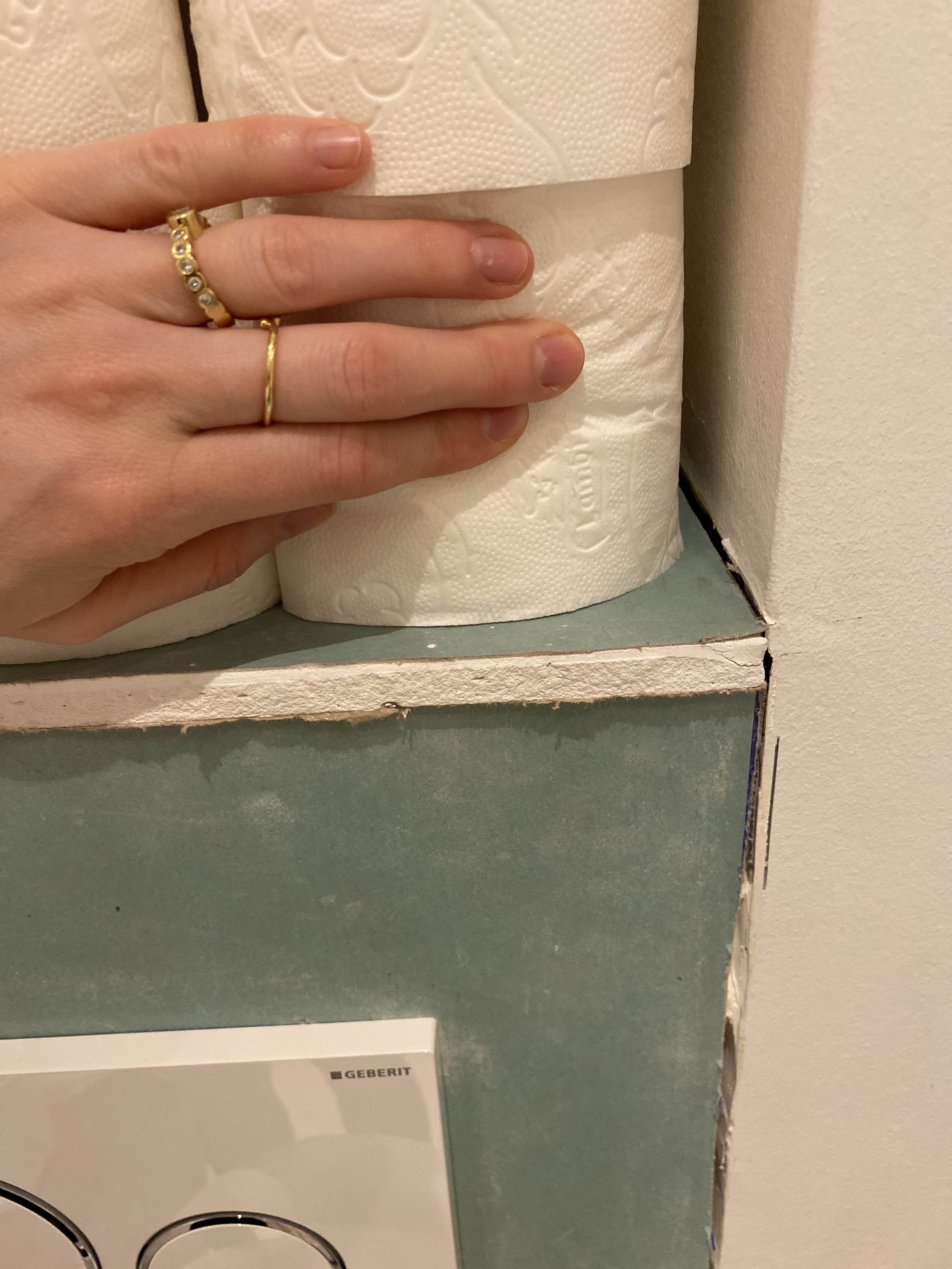 Spartlet, pudset og malet væg på badeværelse