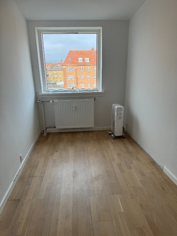 Nyt gulv og lister i soveværelse