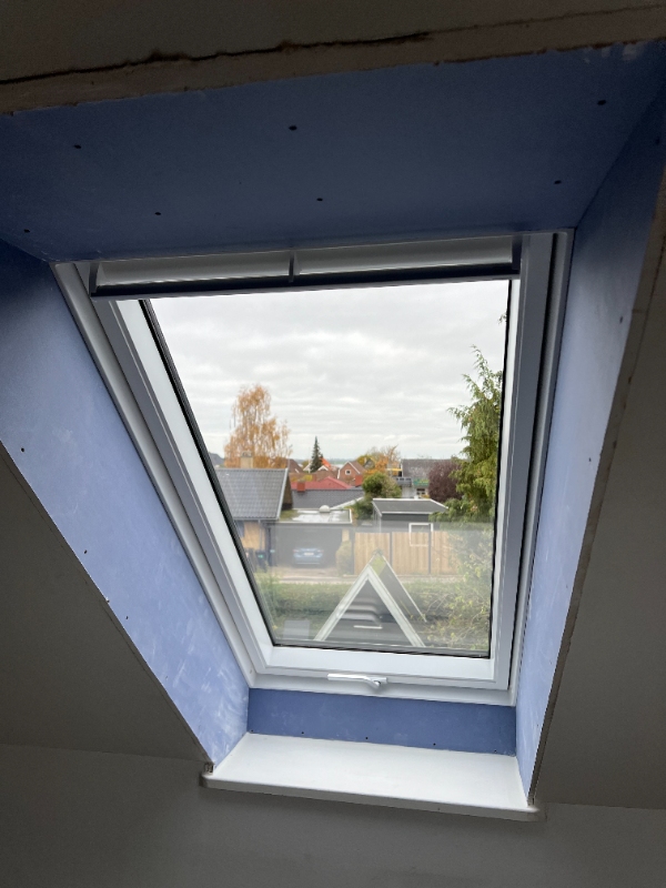 Spartling og maling af 4 Velux-vidue-indfatningspartier