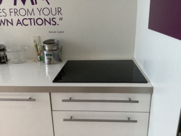 Udskiftning af bordplade i køkkenet. Udskiftning af kogeplade og vask. Hjælp til bestilling