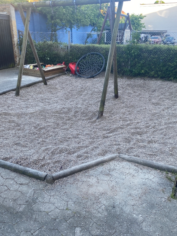 Afhente grus/perlesten fordelt på ca 40kvm i ca 15-20 cm