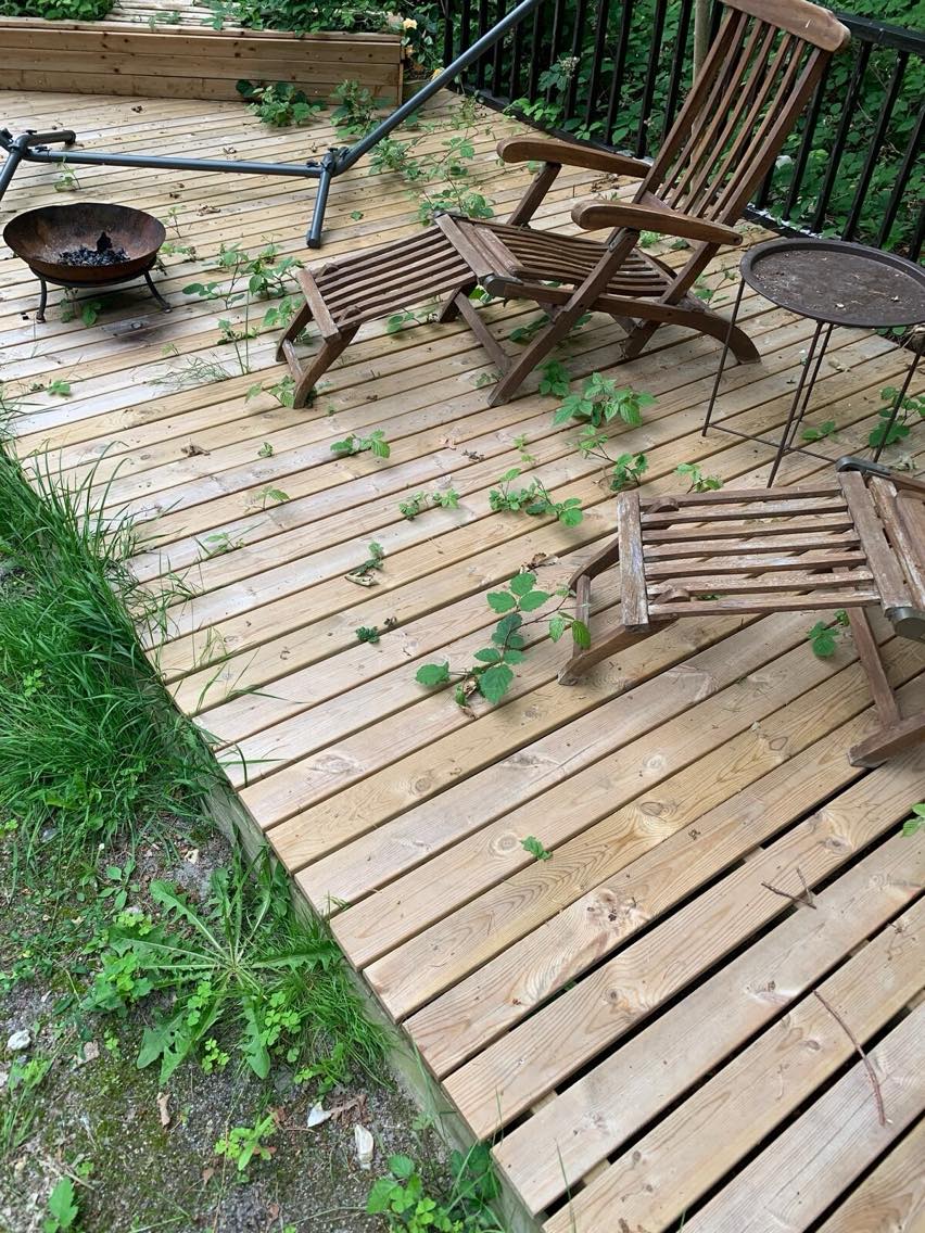 Ordne terrasse og vaske havemøbler ned