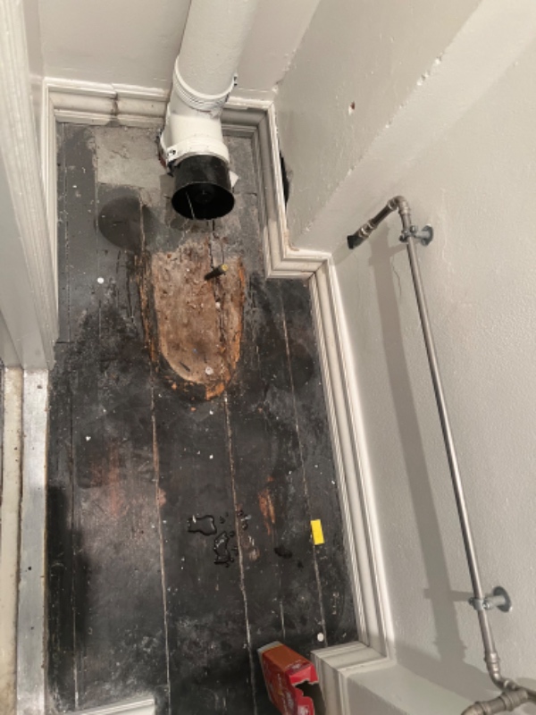 Trægulv som er rådnet på badeværelse (småt)