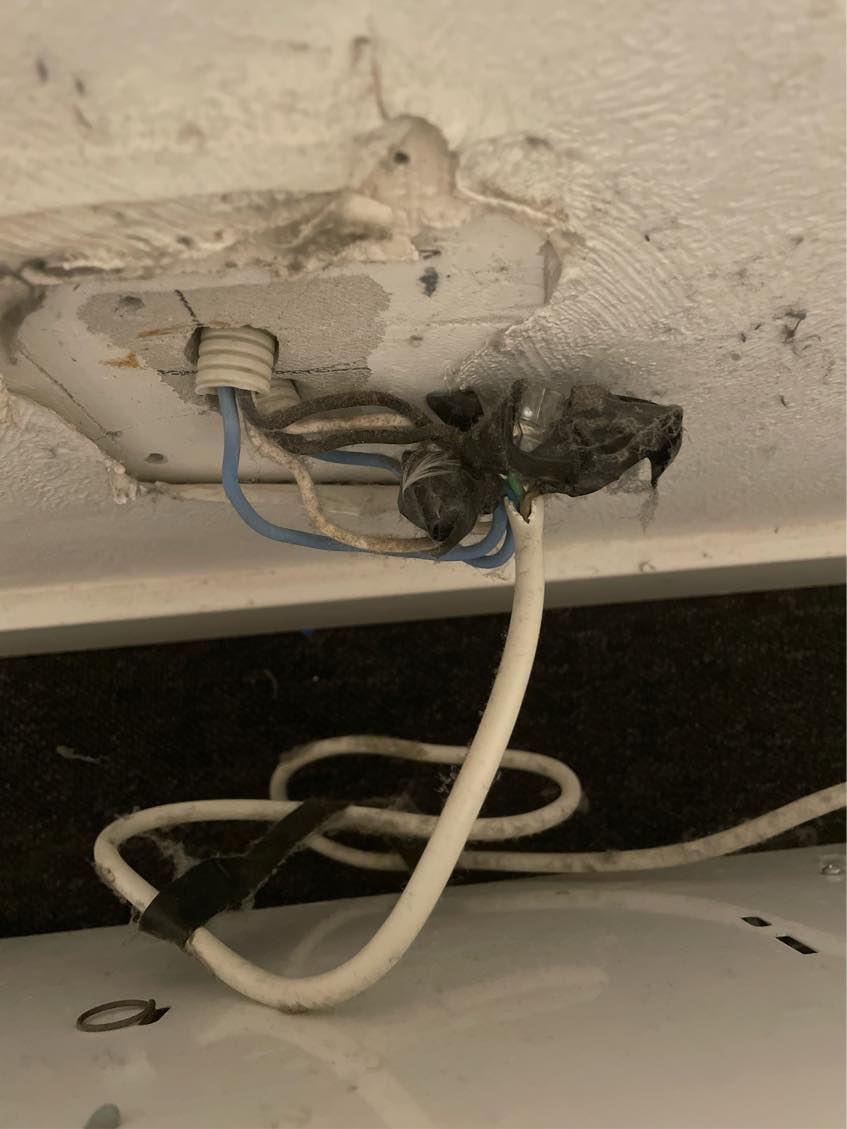 Tjek af elradiatorer og efterspænde vægbeslag