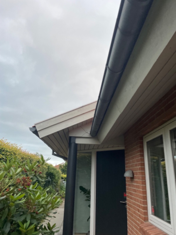 Maling af udhæng rundt om hus og sternbrædder på 3 gavle. Højde til kip på den ene gavl er 6 m.