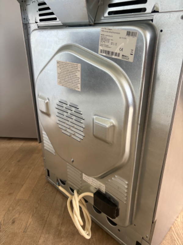 Tilsluttet induktionskomfur. Sørger selv for bortafskaffelse af det gamle