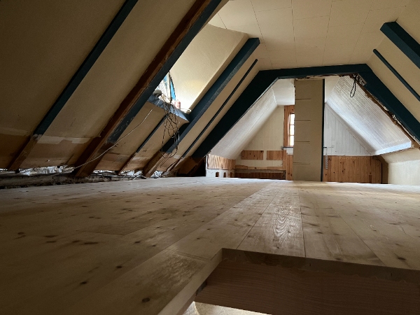 Nedrivning af gips på skråvægge, Opsætning af dampspærre og Fermacell