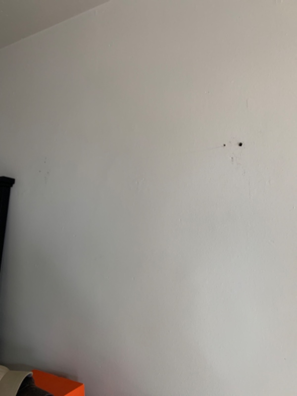 Bore huller i betonvæg, montering af TV og garderobestang