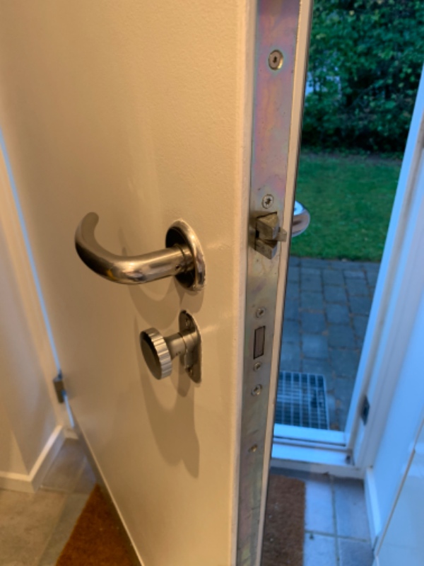 Udskiftning eller reparation af 2 hoveddørslåse. 2 basis mekaniske låse med samme nøgle.