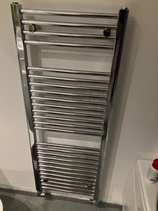 Skifte 2 armaturer, en vandhane, en toilet skyl “knap” og opsætte en bruseniche