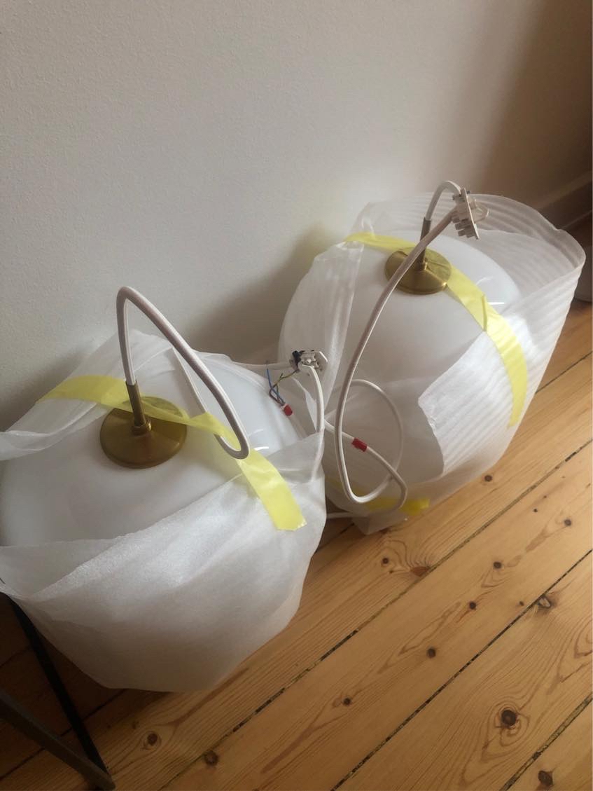 Hænge to loftlamper op. Soveværelse og stue