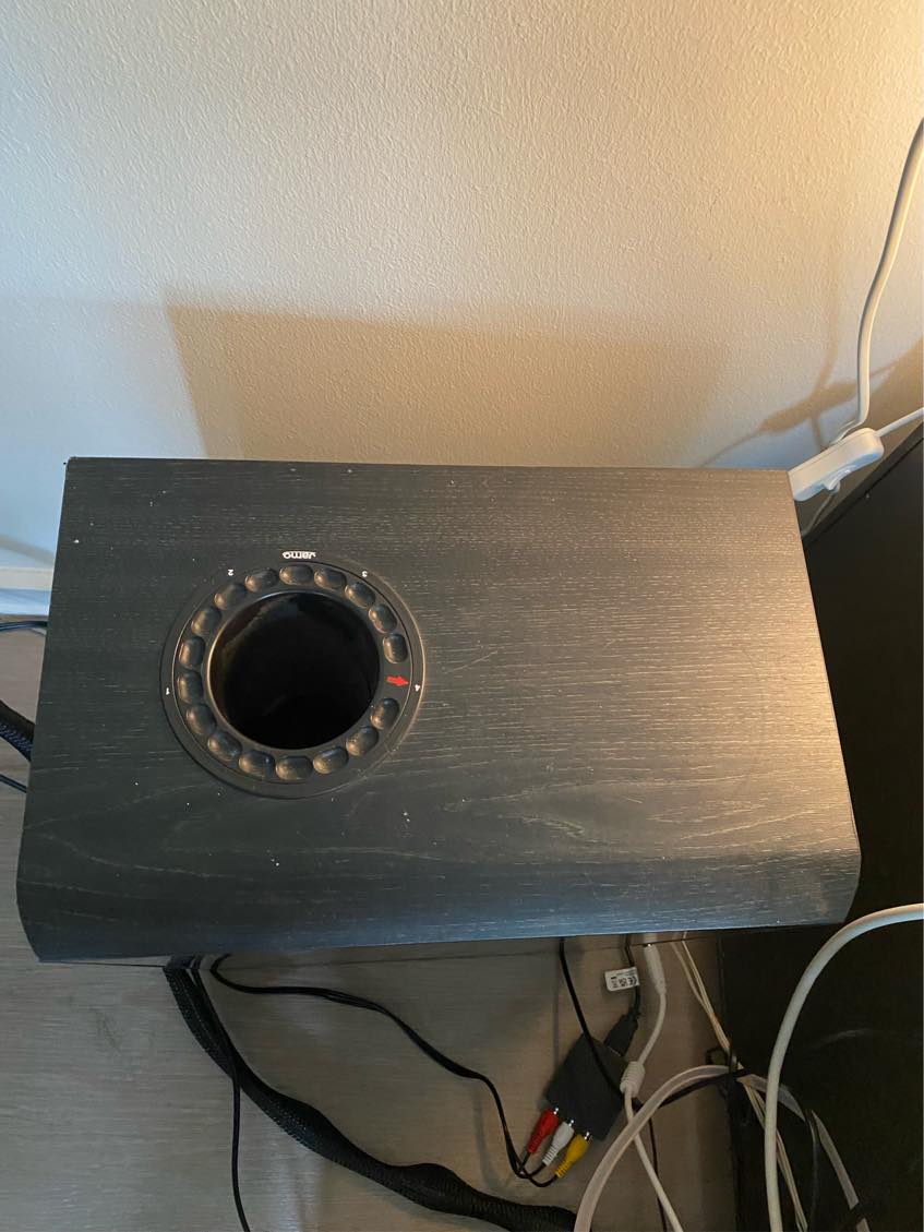 Tilslutte subwoofer til musikanlæg