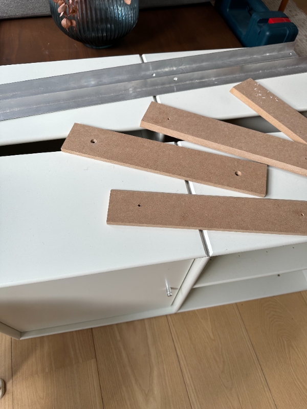 Hængt 2 montanamoduler op (reol 6112)