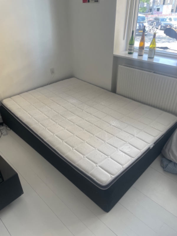 Hente og afleverere Seng på genbrugsstation