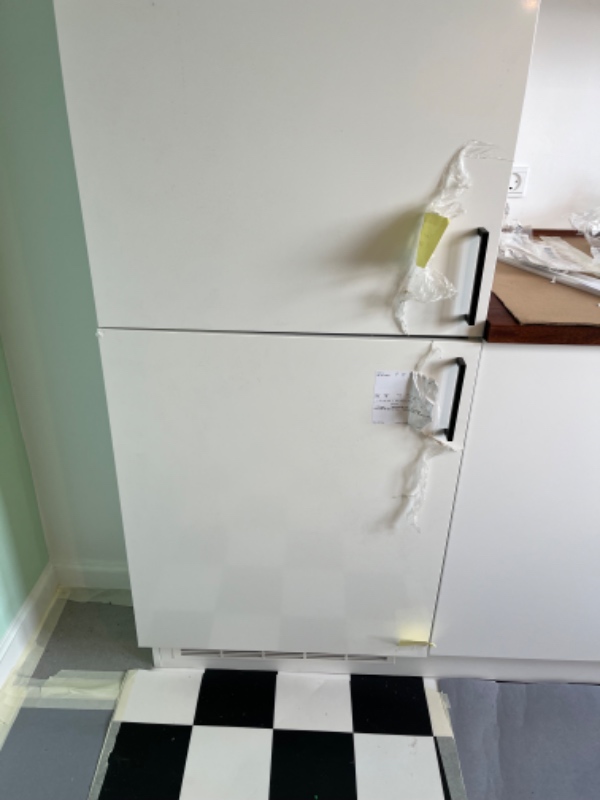 Sætte ny front på opvaskemaskine, rette skæv låge på fryser + skære pænere sokkel under opvaskemas