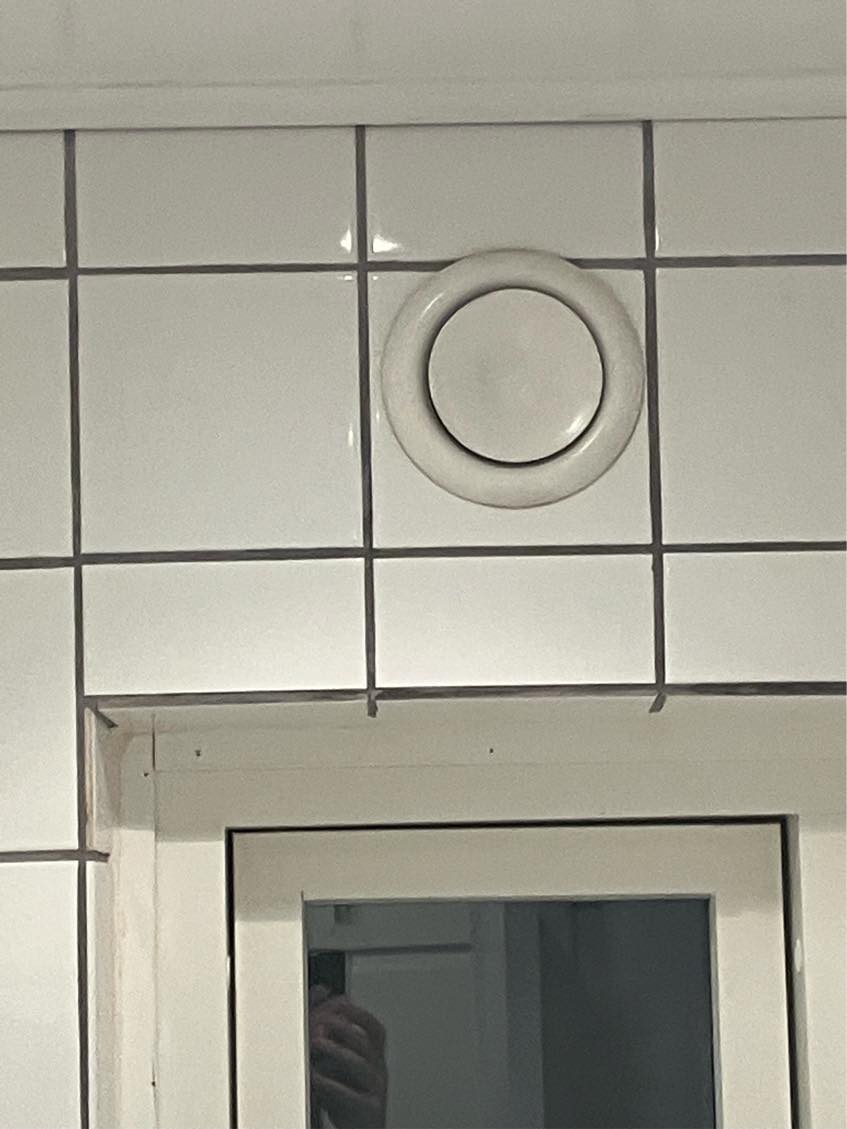 Lavet spots i badeværelse, samt trukket strøm til DUKA ventil