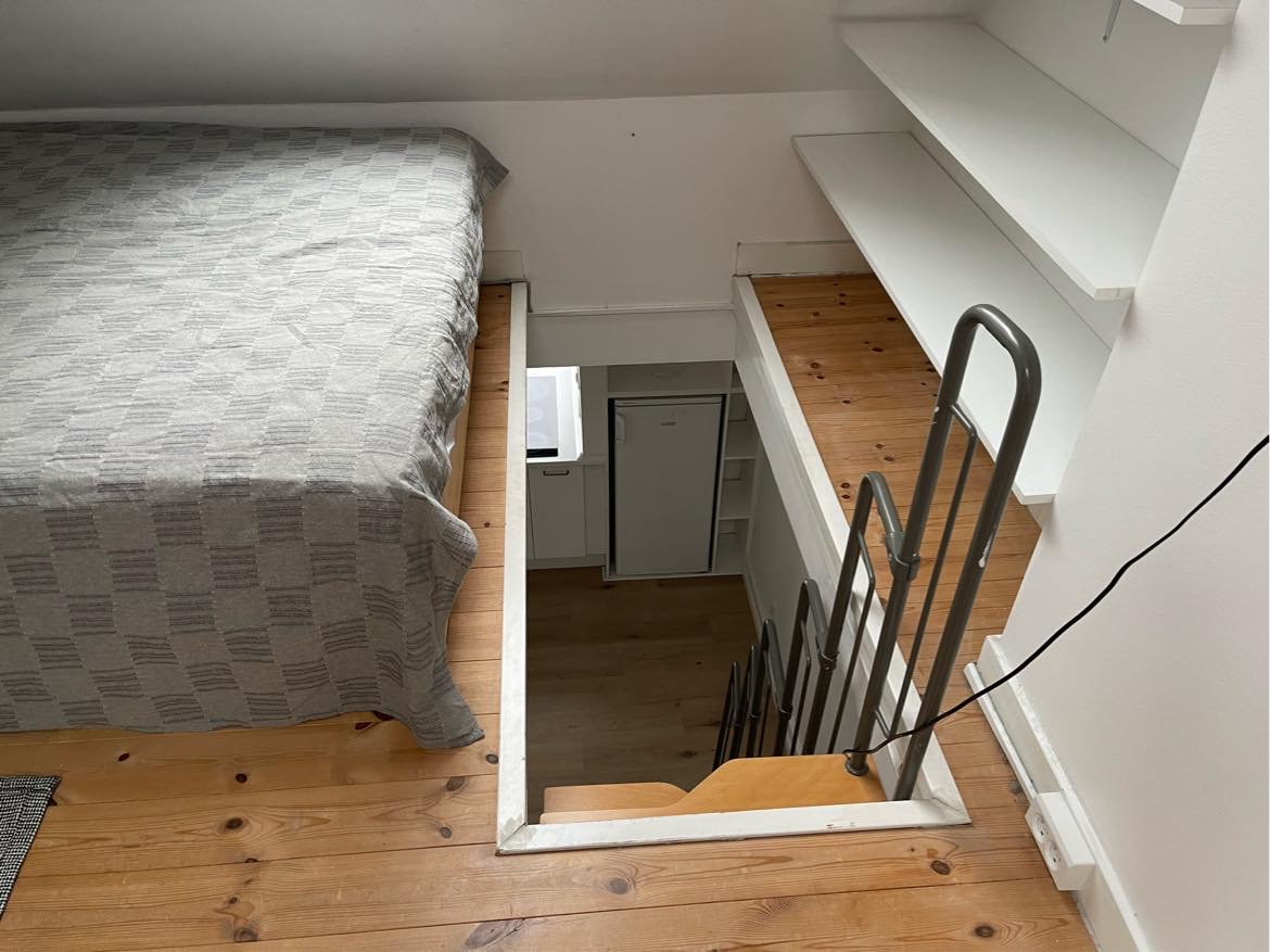 Møbler til udsmid fra 5.sal lejlighed