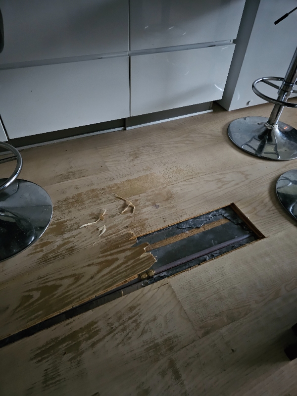 Der skal ligges et nyt gulv i stuen.