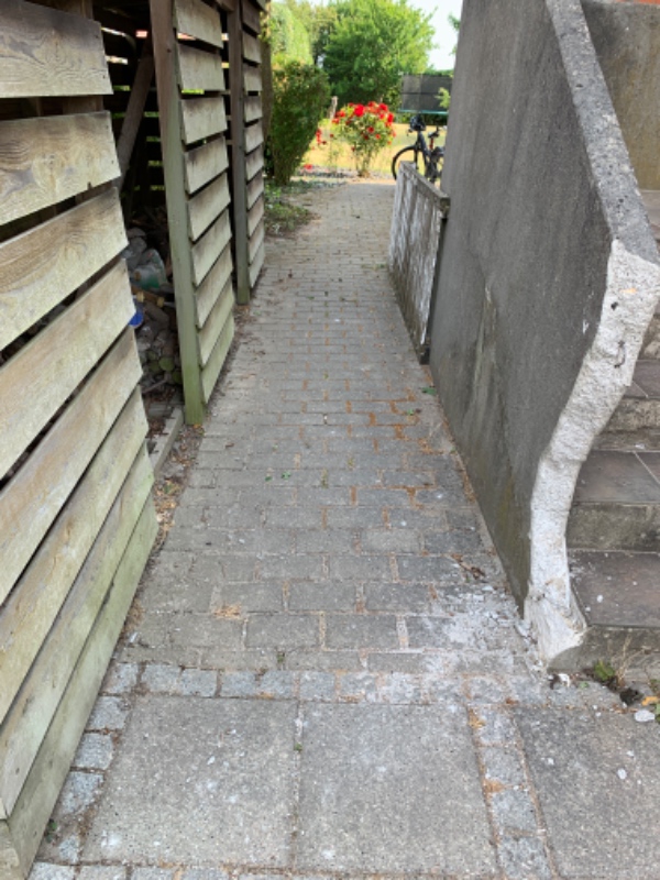 Luget indkørsel og terrasse