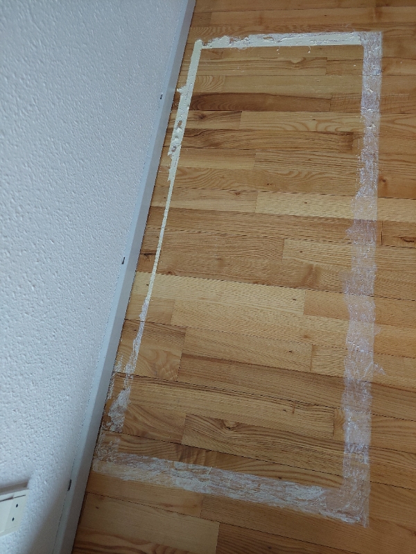 Gulvafslibning af 7, 5kvm gulv + 2 x silke matlak i entre. I stuen skal fjernes 3,5m x 53mm gulvtape