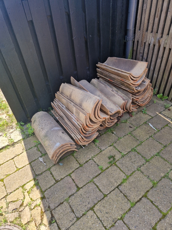 Bortskaffelse af fliser og haveaffald