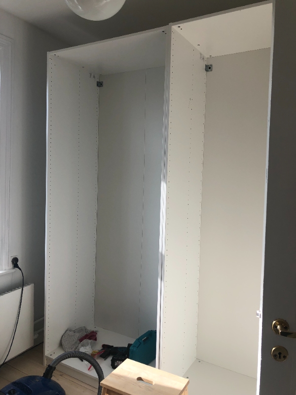 Opsætning af Ikea Pax Garderobeskab på skævt gulv