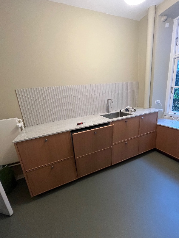 Fugning omkring fliser samt spartel