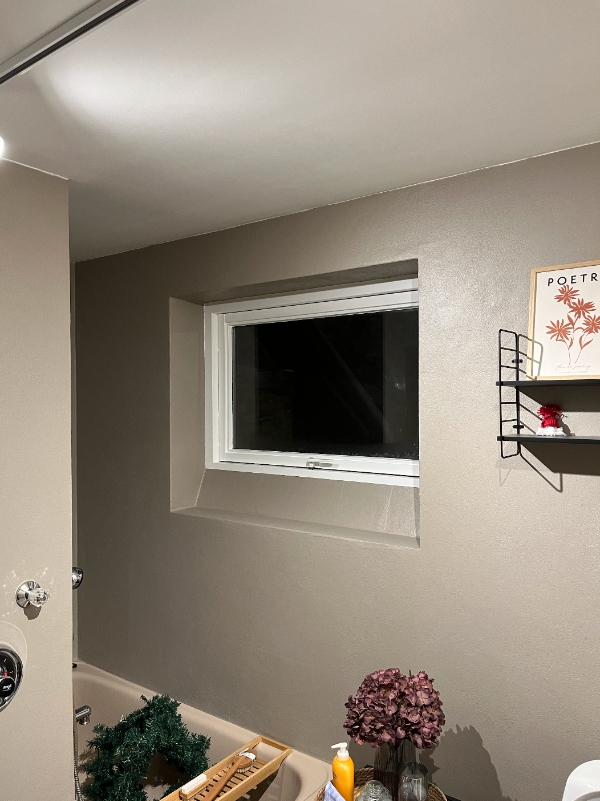 Fugearbejde rundt om vindue, dør, væg