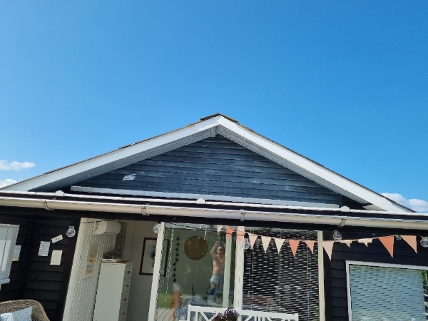 Maling af væggen udenfor, over pergolaen