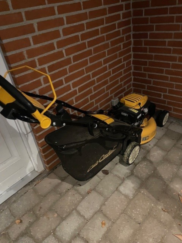 Generel plæneklipper service (skift motorolie, slibning afbalancering)