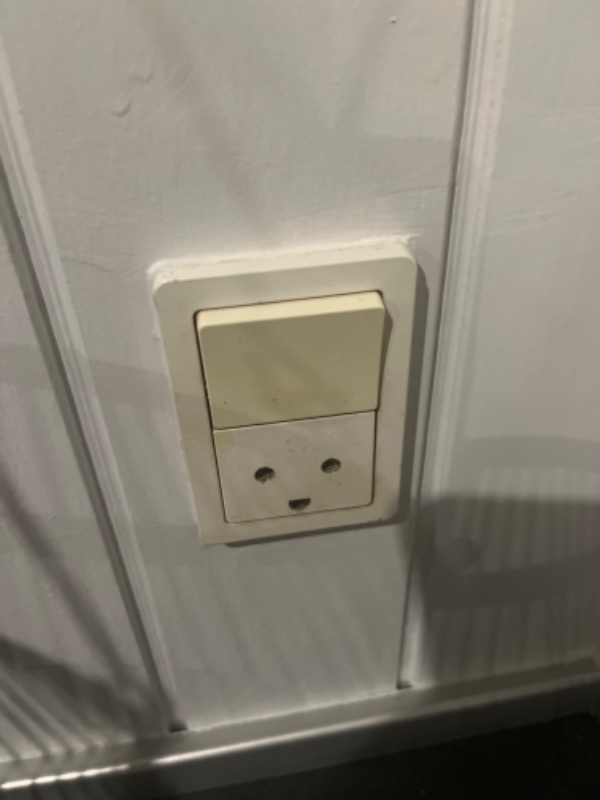 Udskift af 4 x stikkontakter og 5x spots.