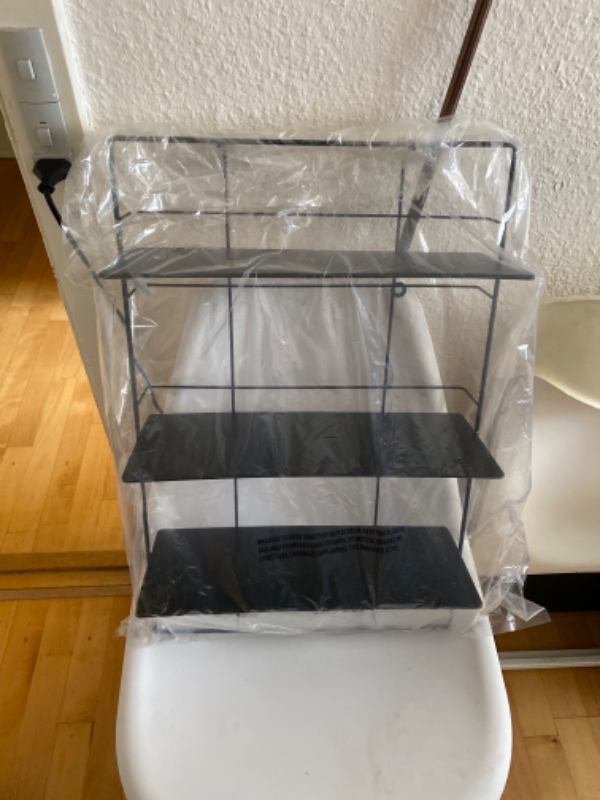 Hængt 2 loftslamper op -1 lille hylde på badeværelse ,samle lille skab til under vask