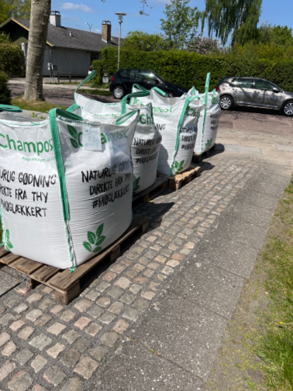 Køre 4 m3 grus fra indkørslen og ca. 60 meter ind til en terrasse hvor det skal spredes ud