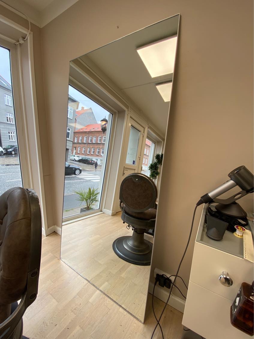 3 store spejle skal hænges op.