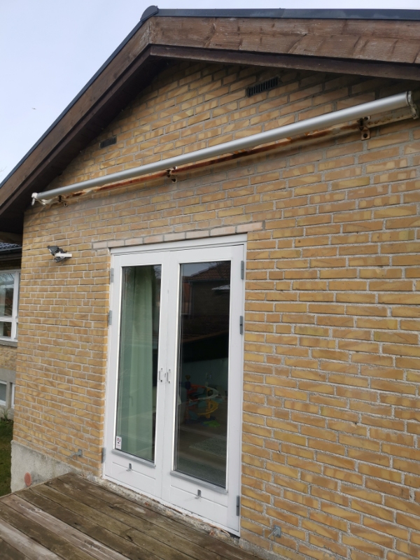 Opgravning af gammel og tung flagstang op og nedtagning af gammel markise