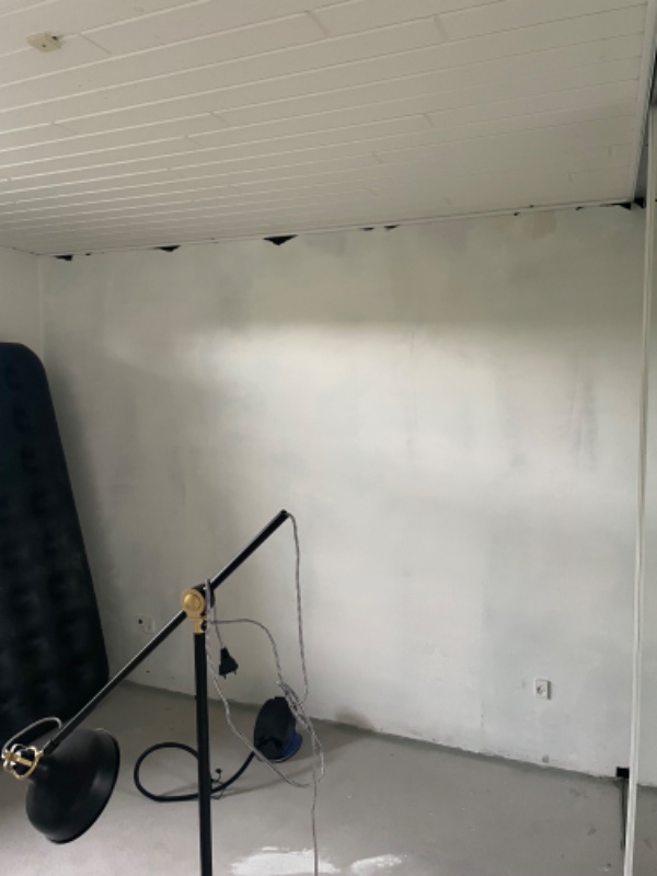 Spartel og tapetsering af væg