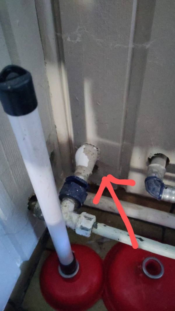 Udskiftning af sprunget vandrør i kolonihavehus.