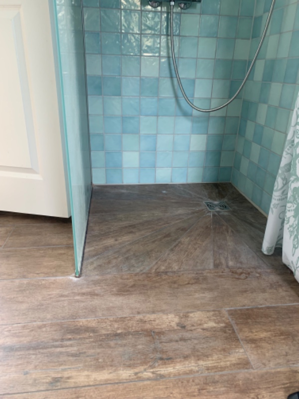 Badeværelse. Nye klinker oven på eksisterende klinker