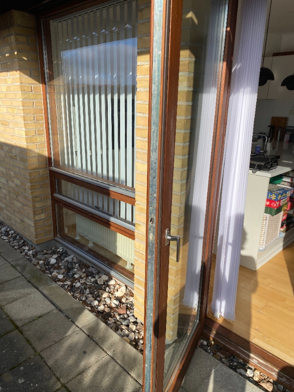 Udskiftning af 6 terressedørhåndtag og stand i dør