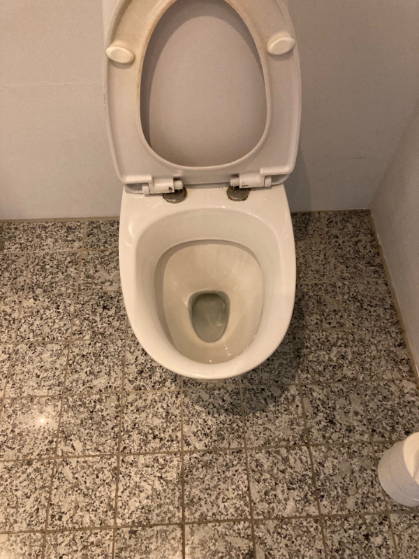 Slibning og oliering af køkkenbord + indkøb og montering af toiletbræt