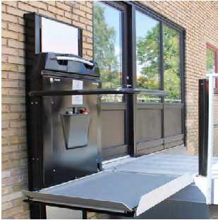 2 rækker fliser 50x50, 7,40m, samt 1 brønddæksel udskiftes til ameret plast.