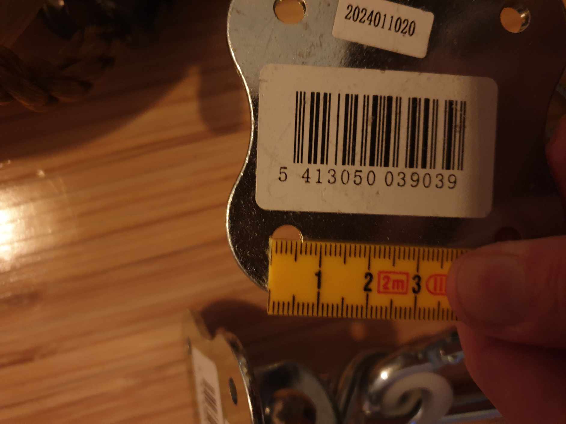 Bore 2 huller og sætte beslag til gynge i loftet