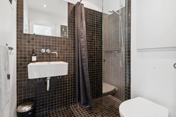 Indvendig maling af komplet ejendom. Byhus i Aarhus C, 3 etager. Boligarealet er 136 kvadratmeter stort, som er fordelt på 5 værelser.