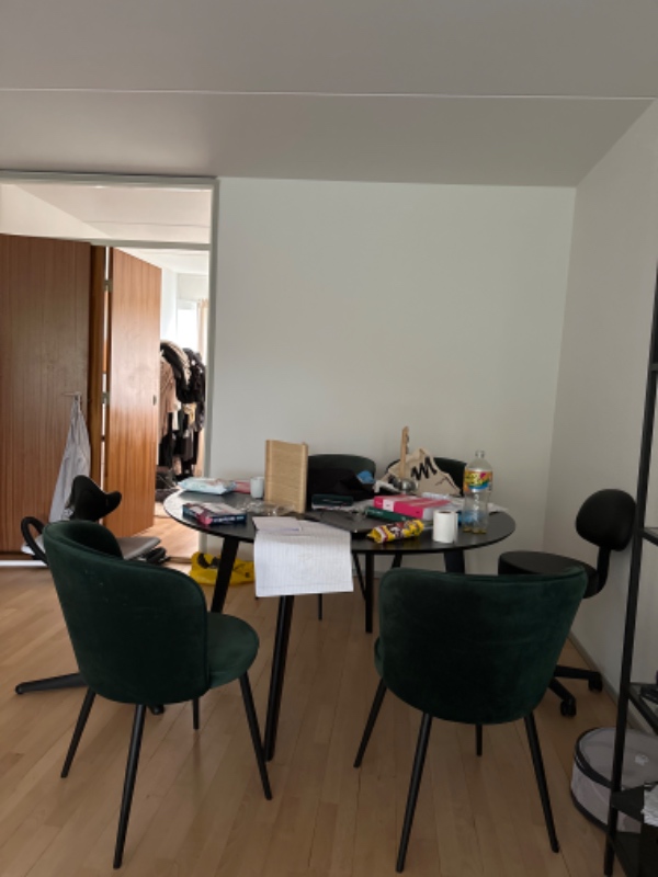 Hænge to lamper op i betonloft