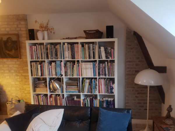 stor bogreol / reolvæg bygges