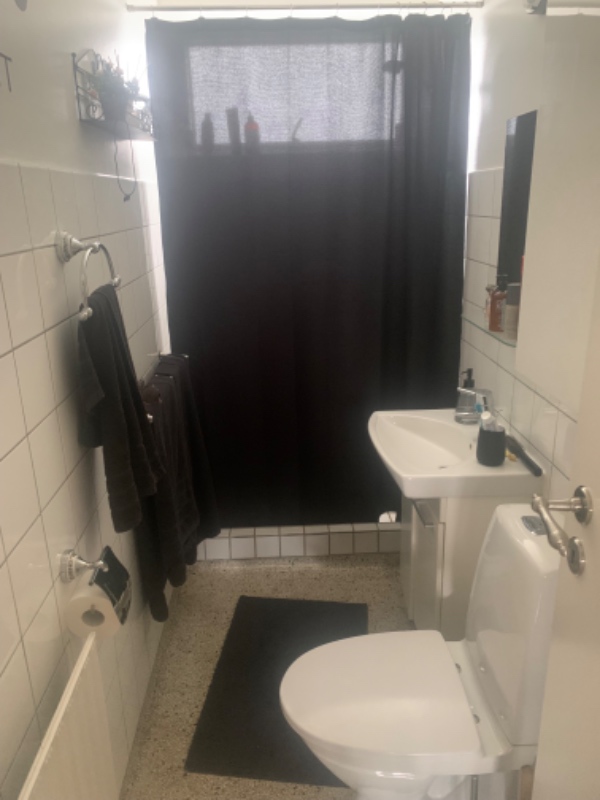 Male lille badeværelse, nedrivning af badeværelses skab, spejl og diverse , opsætning af nyt