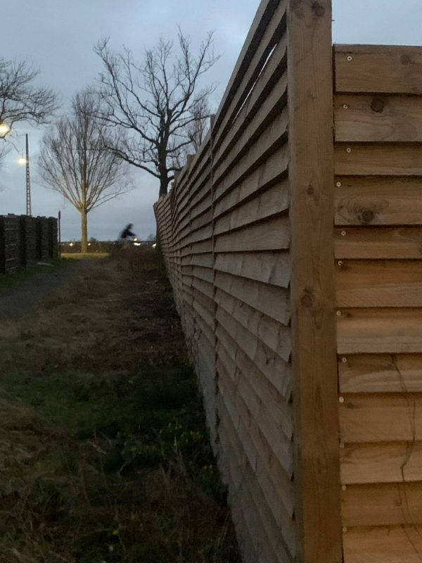 Opretning i vatter af hegnspæle med stolpebeton