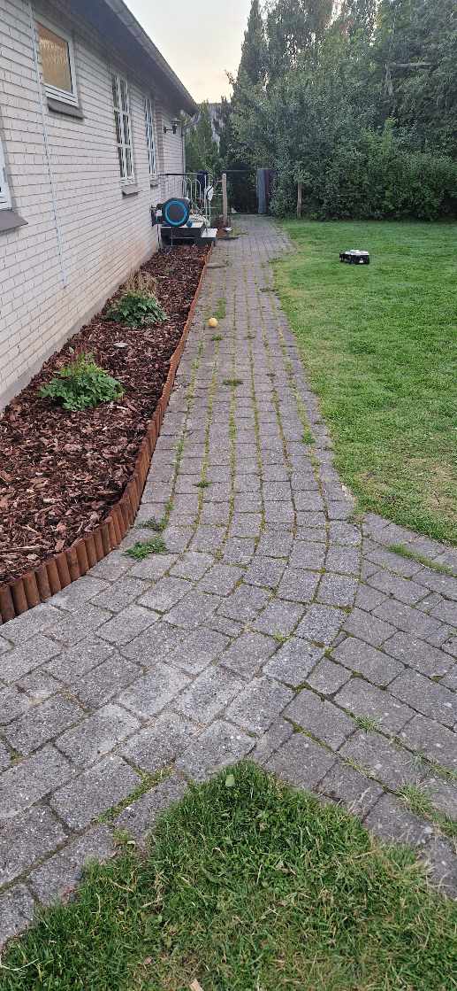 Ordnet fjernet græs på og langs flisegang